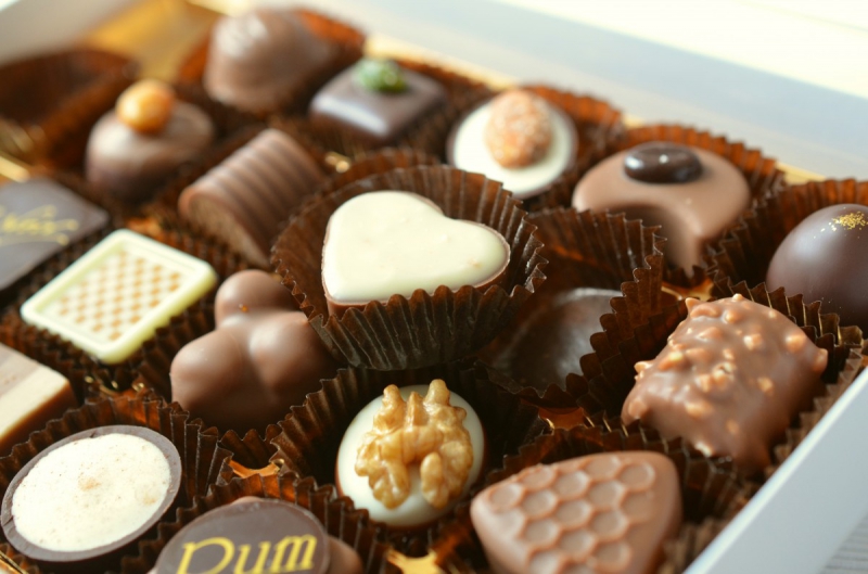 boulangerie-EZE-min_chocolates_food_candy_calories_nibble_chocolate_heart-782043